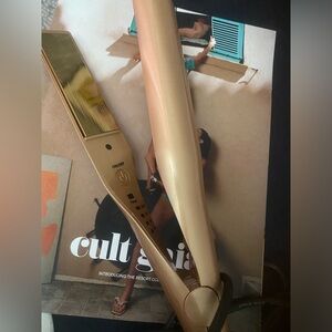 Small travel hair straightener in rose gold